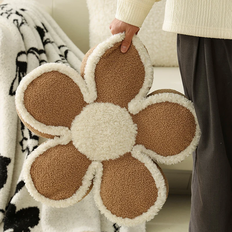 Flower-shaped short-pile bath mat made of soft tufting with non-slip backing Stornfield