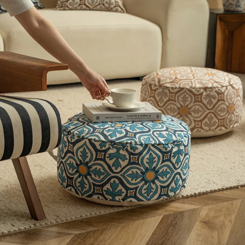 Round seat pouf with woven jacquard structure and practical carrying handle Stornfield