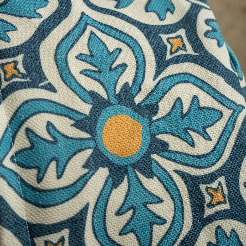 Round seat pouf with woven jacquard structure and practical carrying handle Stornfield