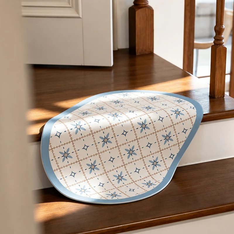 Oval wipeable placemat with embossed tulip pattern and non-slip underside Stornfield