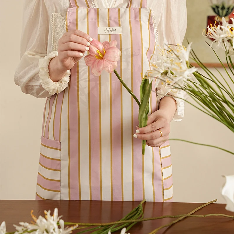 Bib apron with crossed straps and large front pockets Stornfield