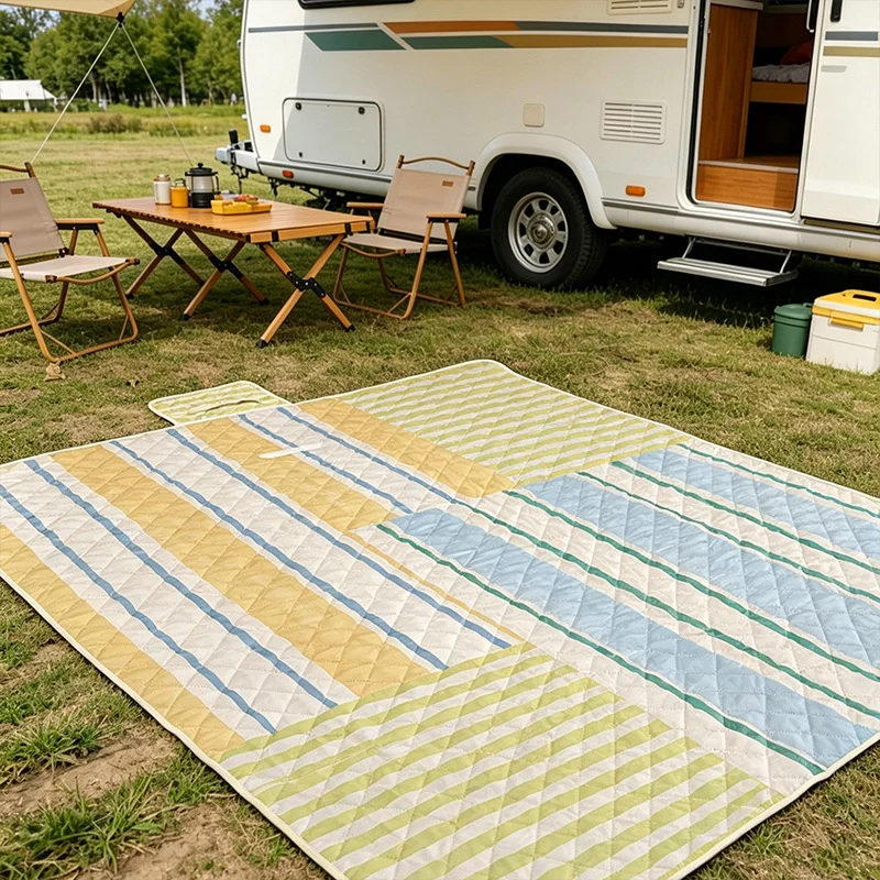 Insulated outdoor picnic blanket with quilting, water-repellent back and carry flap Stornfield