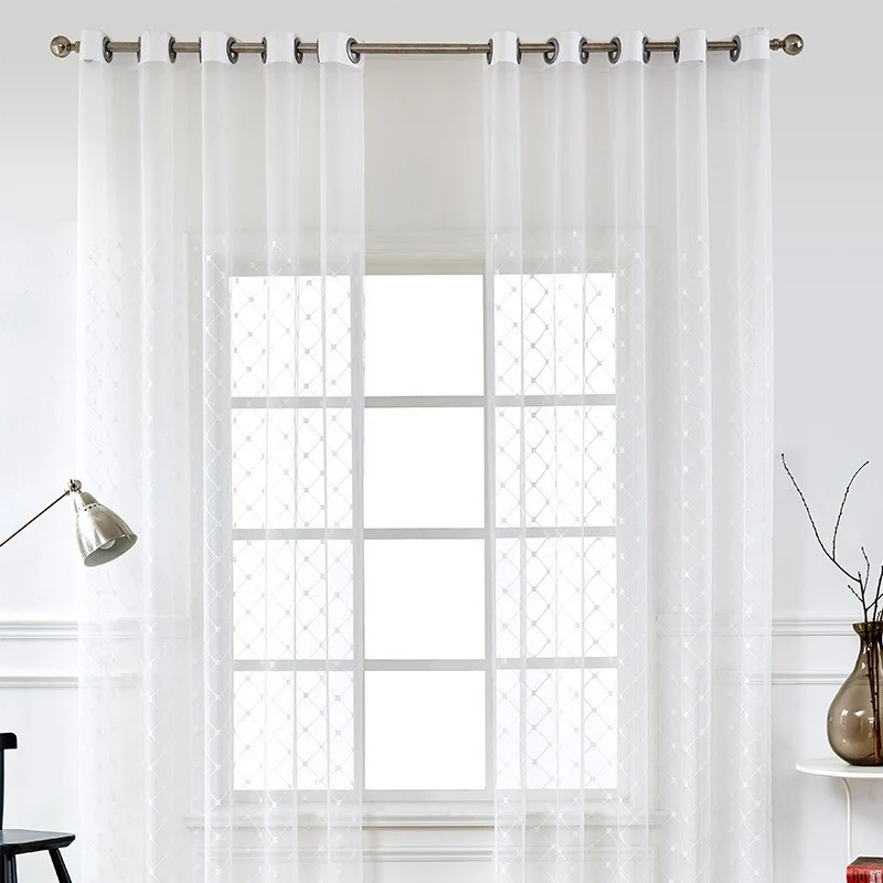 Transparenter Gardinenvorhang aus feinem Voile mit geometrischer Stickerei Karnz