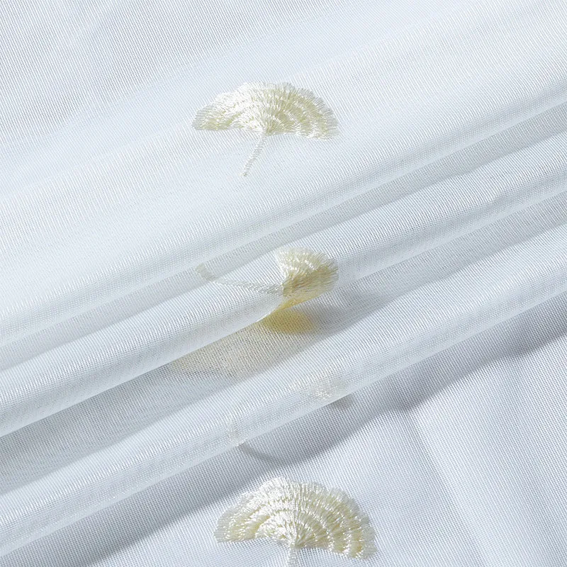 Transparenter Gardinenvorhang aus feinem Tüll mit bestickten Gingko‑Blättern und geschwungenem Spitzenabschluss Karnz