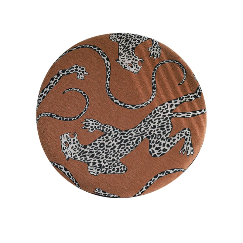 Rundes Sitzkissen mit Jacquard‑Leopardenmotiv, dicke Polsterung und rutschfester Unterseite Karnz