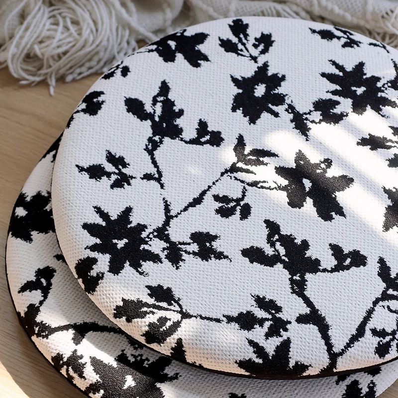 Rundes Sitzkissen mit gesteppter Polsterung, floralem Jacquard‑Bezug und Anti‑Rutsch‑Rückseite Karnz