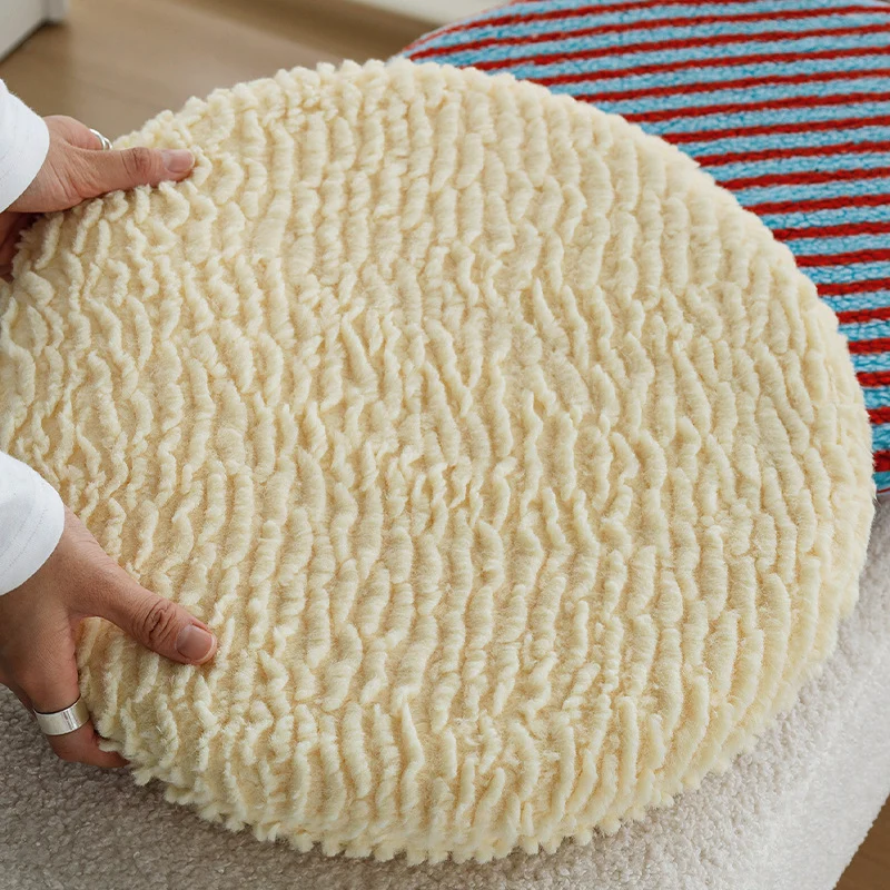 Runde gepolsterte Sitzauflage aus weichem Chenille mit Streifenstruktur Karnz