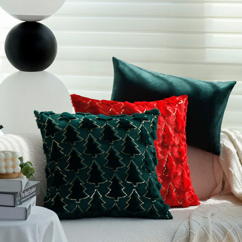 Rechteckiger dekorativer Kissenbezug mit tufted Tannenbaum‑Applikation, Kunstfell‑Haptik und Paillettenbesatz Karnz