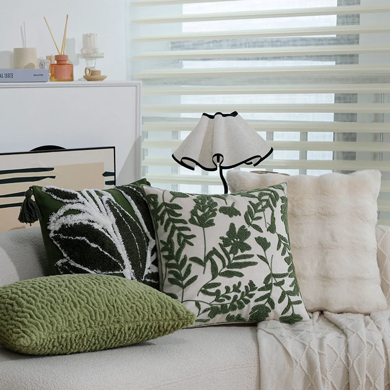 Quadratisches Zierkissen mit erhabenem Blatt‑Tufting und Quasten Karnz