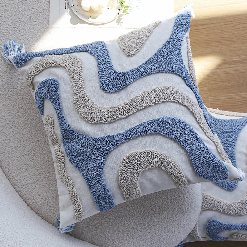 Quadratisches Zierkissen mit Chenille-Relief und strukturierter Applikation Karnz