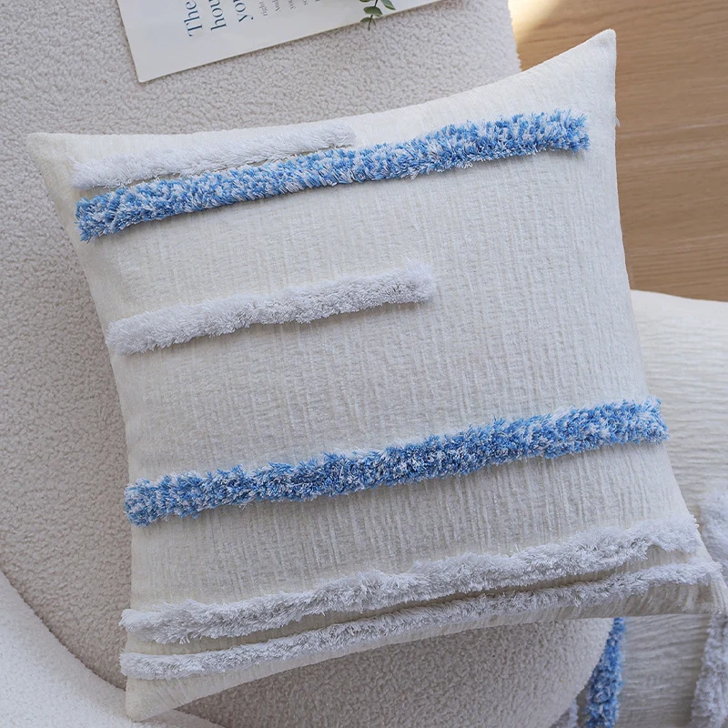 Quadratisches Zierkissen mit Chenille-Relief und strukturierter Applikation Karnz