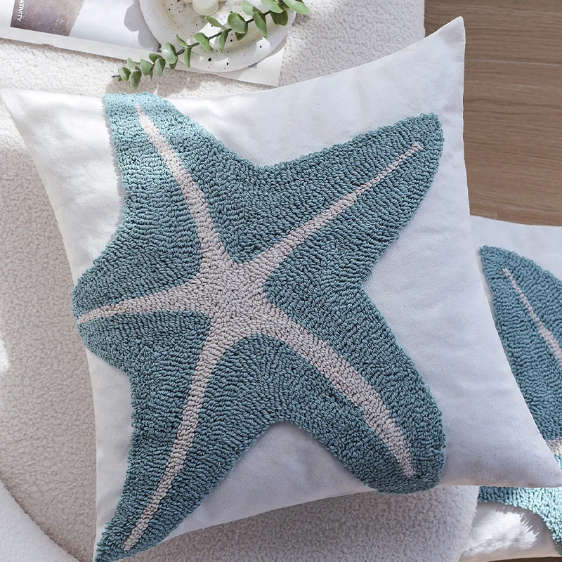Quadratisches Zierkissen mit Chenille-Relief und strukturierter Applikation Karnz