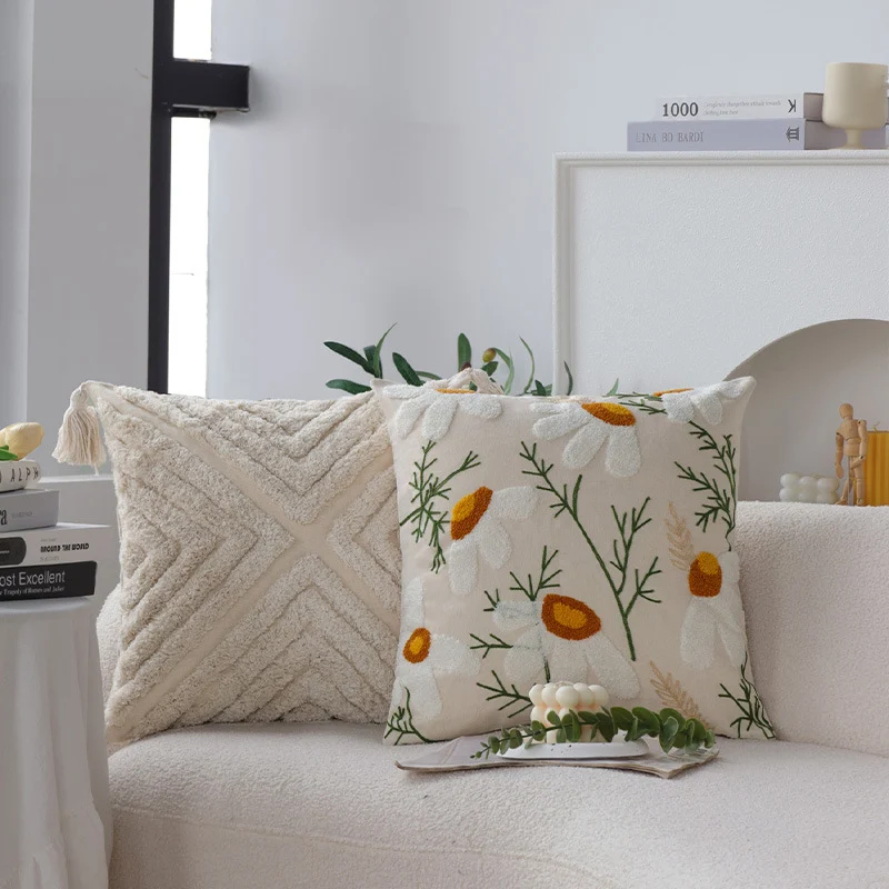 Quadratischer Zierkissenbezug mit handtufteter Gänseblümchen‑Applikation aus Baumwoll‑Leinen Karnz