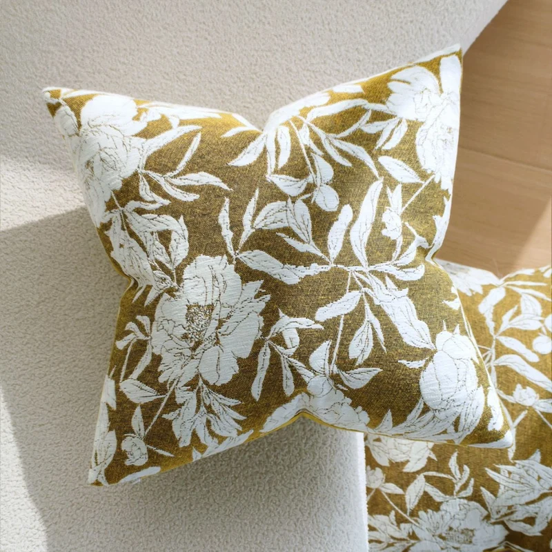 Quadratischer Zierkissenbezug mit großfloralem Jacquard und samtigem Rückenteil Karnz