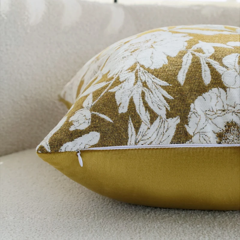 Quadratischer Zierkissenbezug mit großfloralem Jacquard und samtigem Rückenteil Karnz