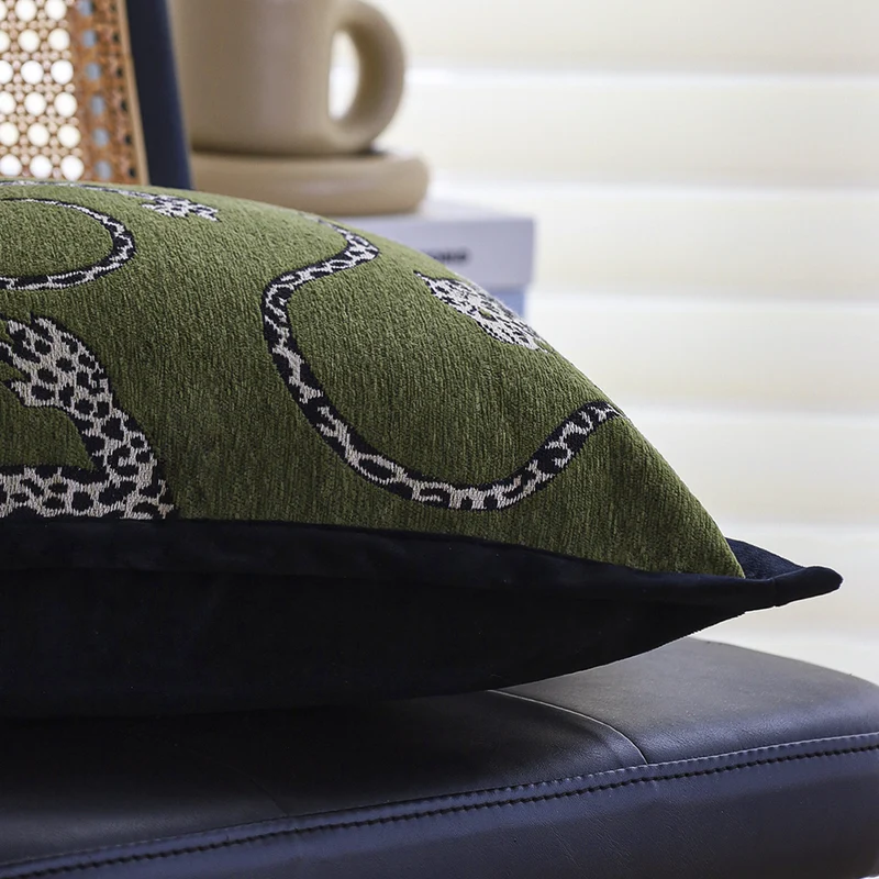 Quadratischer Zierkissenbezug mit gewebtem Leoparden‑Jacquard und Samtbesatz Karnz