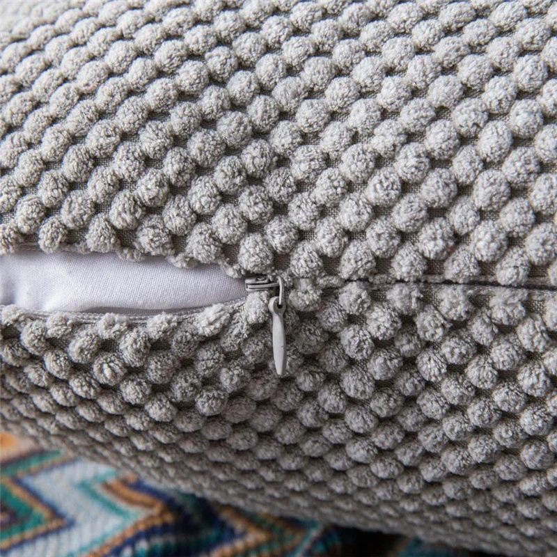 Quadratischer dekorativer Kissenbezug mit handtuftetem Pompon‑Tufting und weichem Baumwollmix Karnz
