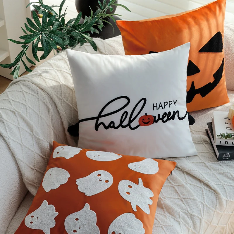 Quadratischer dekorativer Kissenbezug mit Halloween-Kürbisgesicht Tuft-Applikation aus Samt Karnz