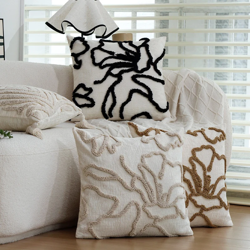 Quadratischer dekorativer Kissenbezug mit erhabenem floralen Chenille‑Tufting und Leinenoptik Karnz