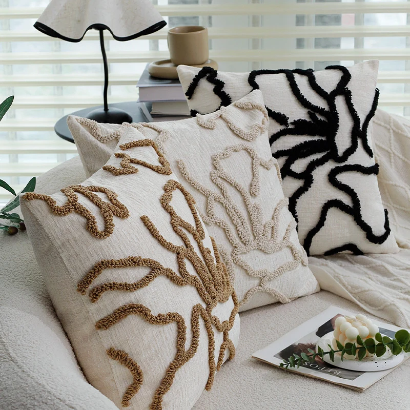 Quadratischer dekorativer Kissenbezug mit erhabenem floralen Chenille‑Tufting und Leinenoptik Karnz