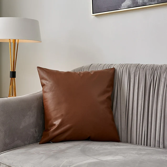 Quadratischer Premium-Kissenbezug aus veganem Nappaleder mit Soft‑Touch Oberfläche Karnz