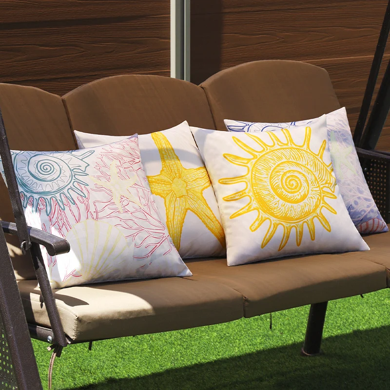 Quadratischer Outdoor-Kissenbezug mit großflächigem Seestern‑Motiv aus wasserabweisendem Polyester Karnz