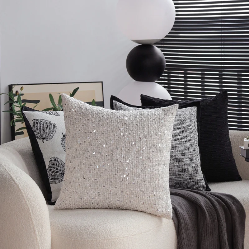 Quadratischer Luxus-Kissenbezug mit glitzernden Pailletten und texturierter Bouclé‑Webung Karnz
