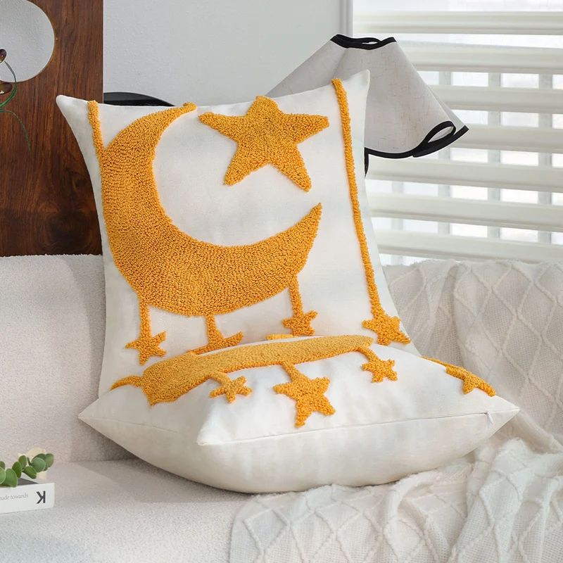 Quadratischer Kissenbezug mit reliefiertem Mond‑und‑Stern‑Tufting aus Chenille Karnz