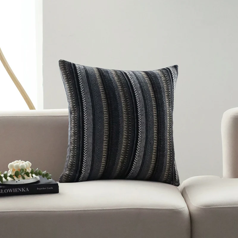 Quadratischer Kissenbezug mit gewebter Streifen- und Chenillestruktur Karnz