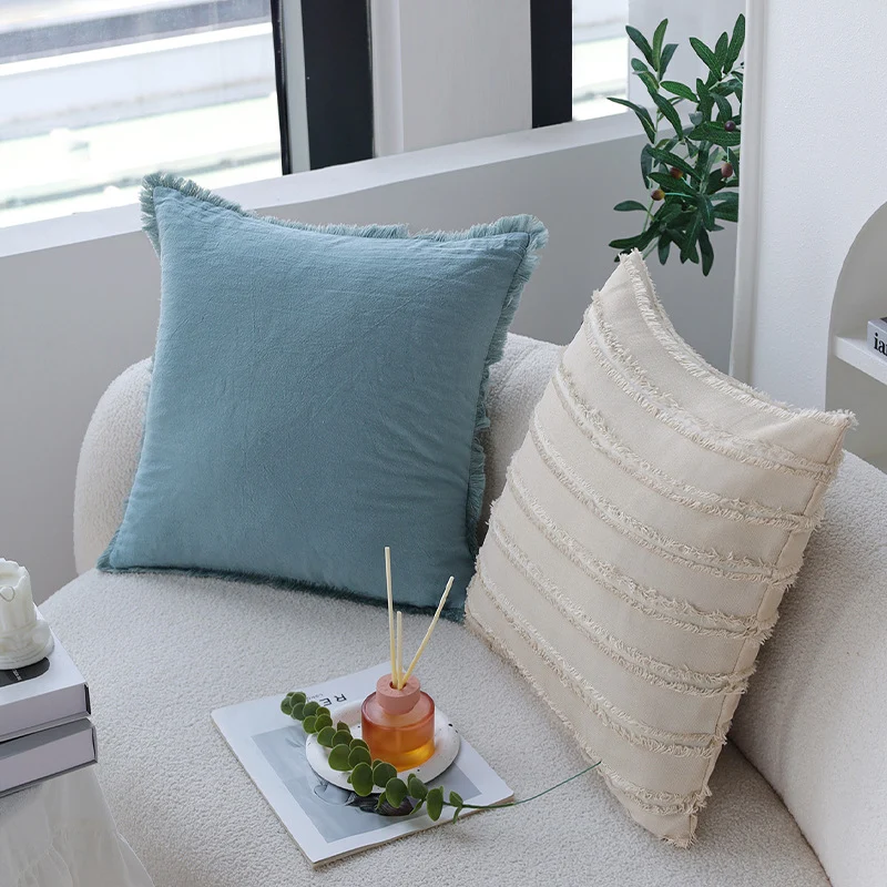 Quadratischer Kissenbezug mit gewebtem Rechteck‑Relief und ausfransender Struktur Karnz