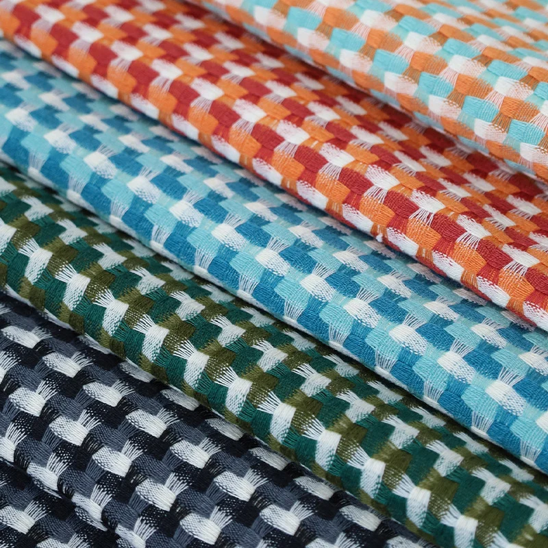 Quadratischer Kissenbezug mit feiner Mini-Jacquardstruktur und texturiertem Hahnentritt Karnz