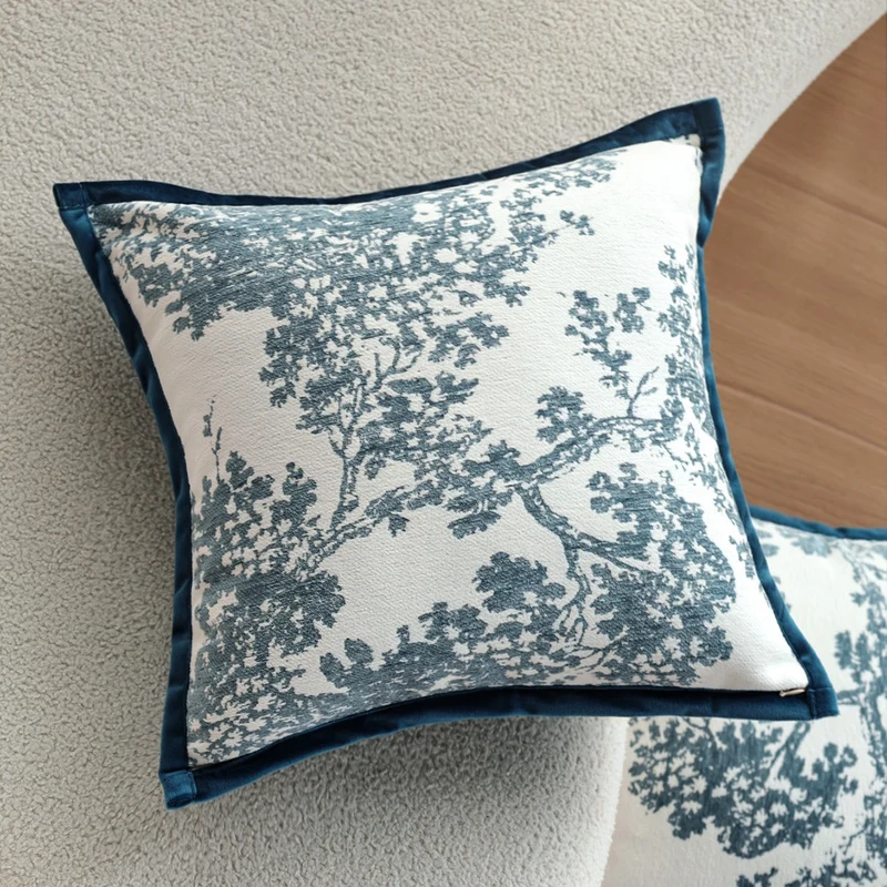 Quadratischer Kissenbezug mit feinem Toile‑Jacquard und seidiger Kederkante Karnz