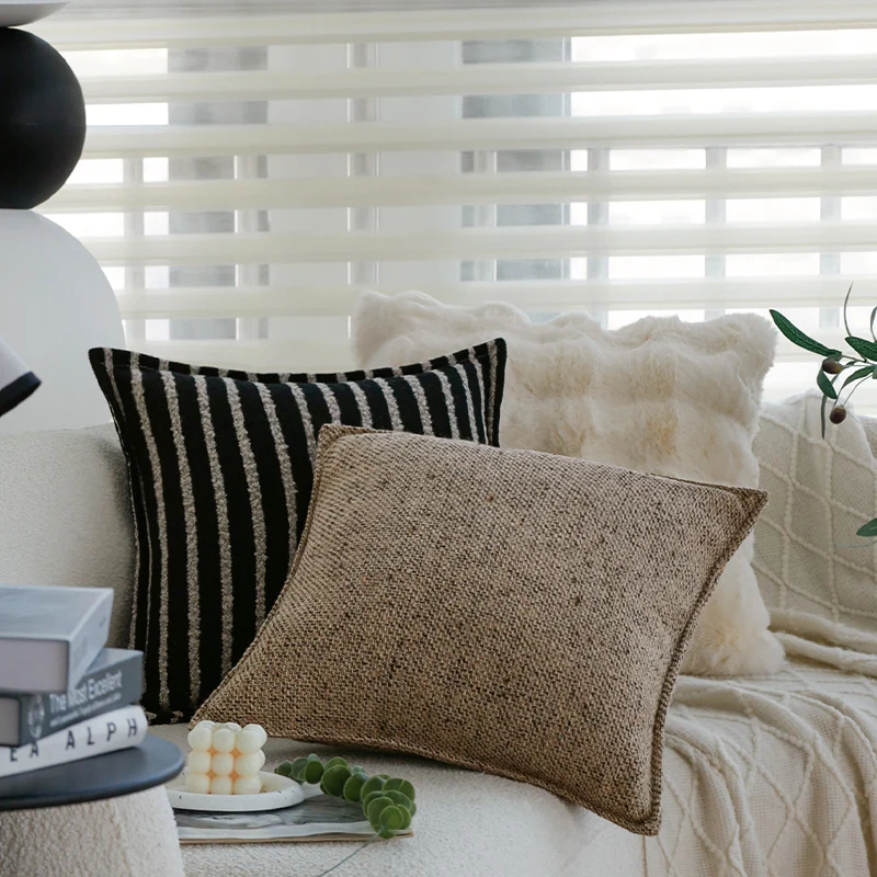 Quadratischer Kissenbezug im Leinen‑Tweed‑Look mit dichter Bouclé‑Struktur und feiner Kedernaht Karnz