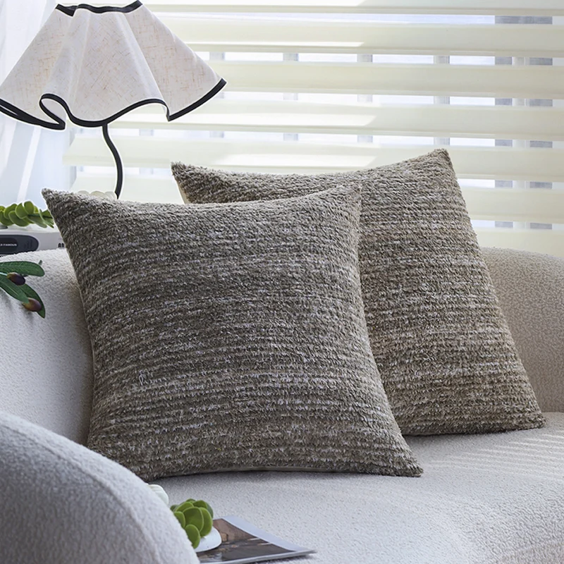 Quadratischer Kissenbezug aus weicher Chenille-Bouclé mit gerippter Textur Karnz