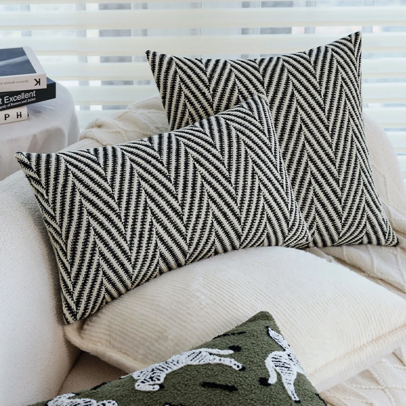 Quadratischer Kissenbezug aus Teddybouclé mit geprägtem Zebra‑Tufting und verdecktem Reißverschluss Karnz