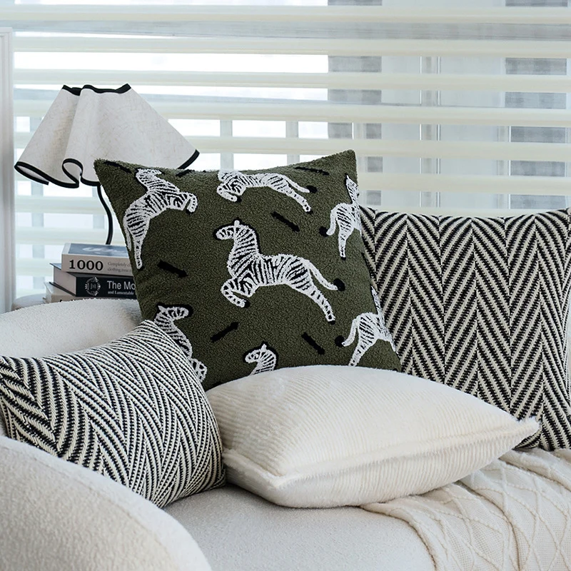 Quadratischer Kissenbezug aus Teddybouclé mit geprägtem Zebra‑Tufting und verdecktem Reißverschluss Karnz