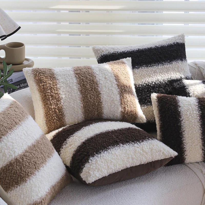 Quadratischer Kissenbezug aus Teddy‑Bouclé mit reliefierten Streifen und softem Flor Karnz