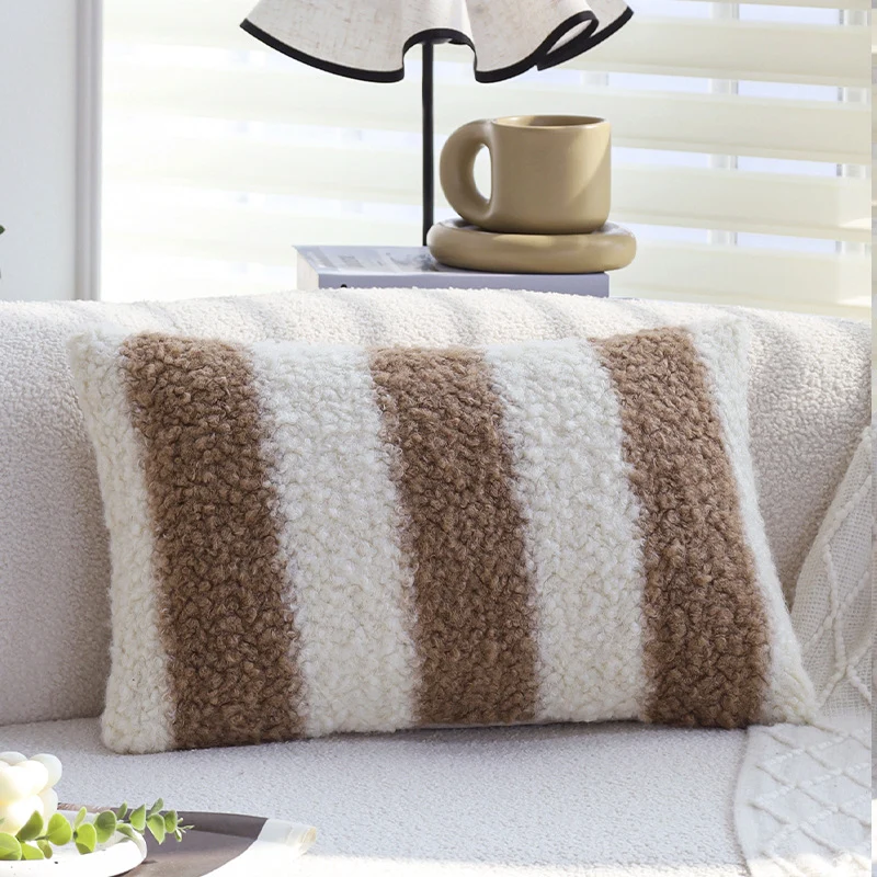 Quadratischer Kissenbezug aus Teddy‑Bouclé mit reliefierten Streifen und softem Flor Karnz