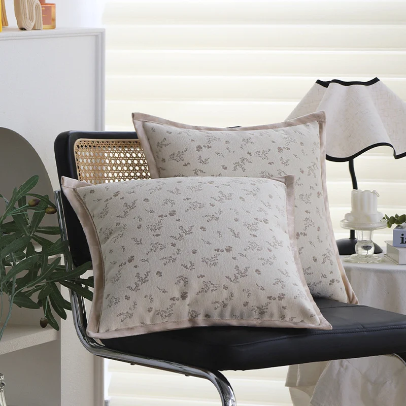 Quadratischer Zierkissenbezug mit dezenter Blumen‑Jacquardstruktur und eleganter Kederumrandung Karnz
