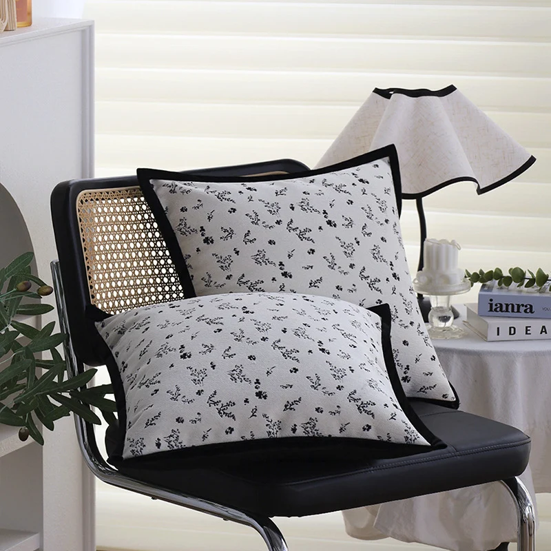 Quadratischer Zierkissenbezug mit dezenter Blumen‑Jacquardstruktur und eleganter Kederumrandung Karnz
