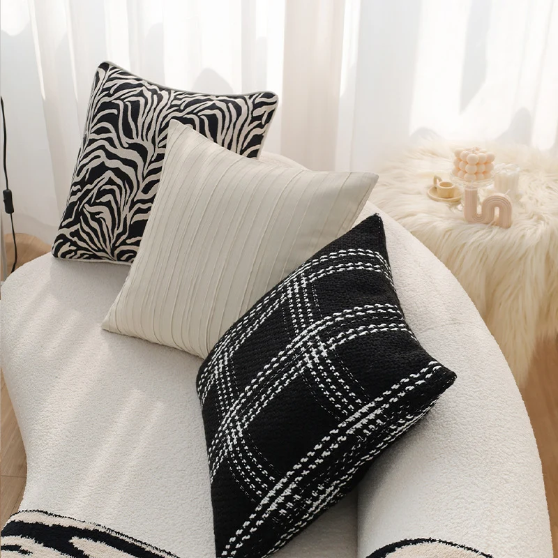 Quadratischer Zierkissenbezug im Tweed‑Look mit gewebter Plaid‑Textur und feiner Bouclé‑Haptik Karnz