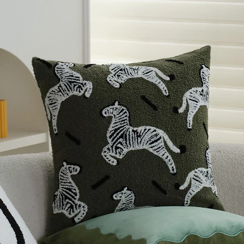 Quadratischer Zierkissenbezug im Teddy‑Bouclé mit erhabener Zebra‑Tuftapplikation Karnz