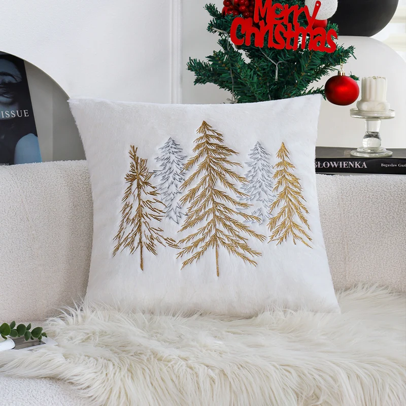 Quadratischer Zierkissenbezug aus Kunstfell mit gesticktem Tannenbaum‑Motiv Karnz