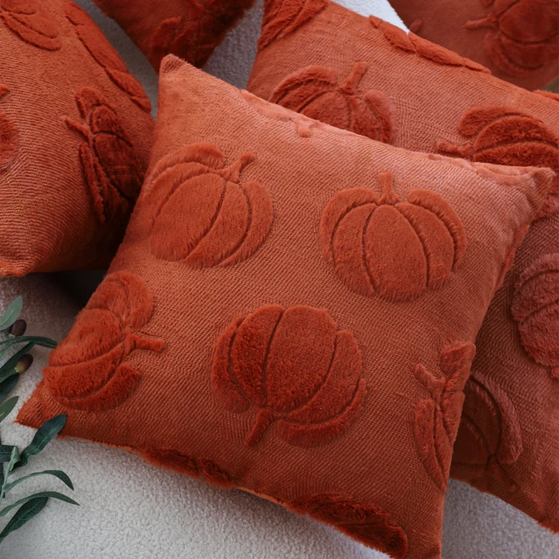 Quadratischer dekorativer Kissenbezug mit 3D-Kürbis‑Tufting aus flauschiger Chenille und verdecktem Reißverschluss Karnz