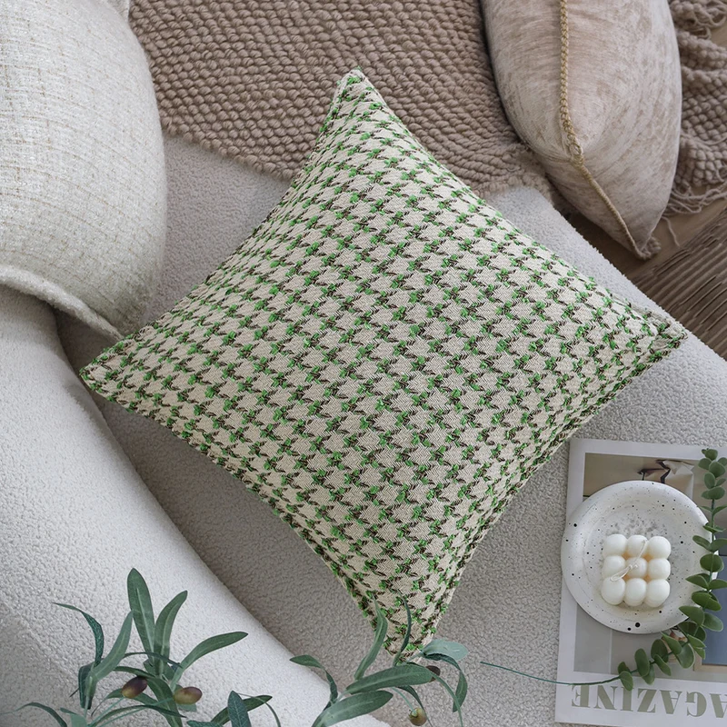 Quadratischer dekorativer Kissenbezug im feinen Hahnentritt‑Jacquard aus nachhaltigem Baumwoll‑Leinenmix Karnz