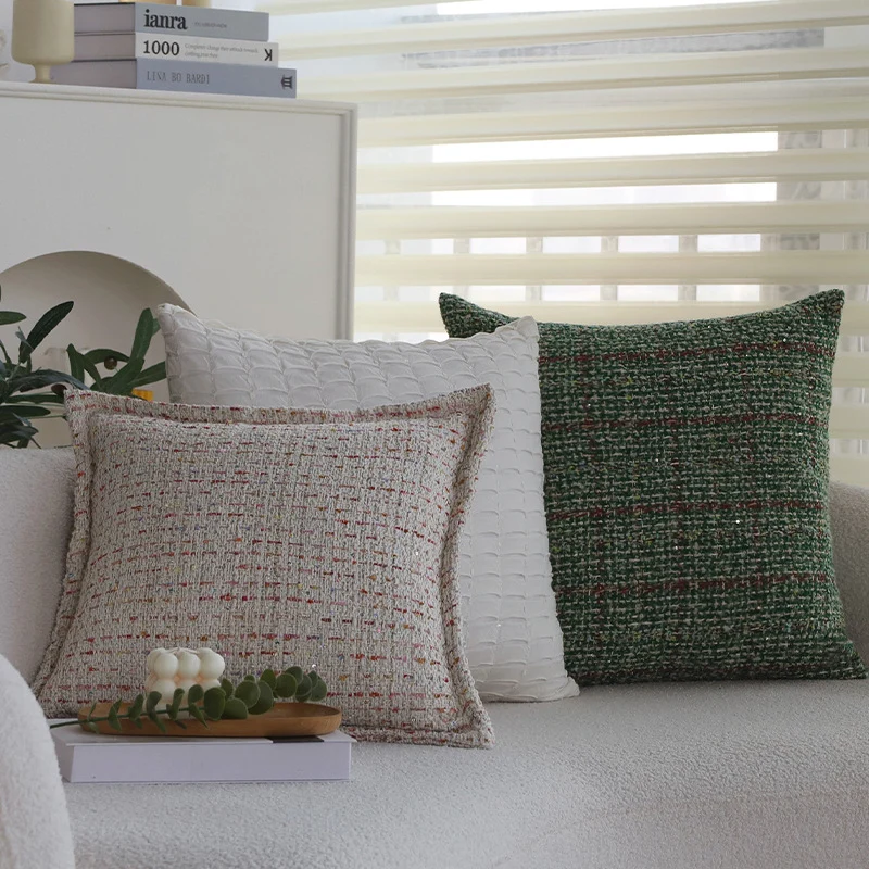 Quadratischer Bouclé-Kissenbezug im Tweedstil mit dezentem Multicolor‑Tufting Karnz