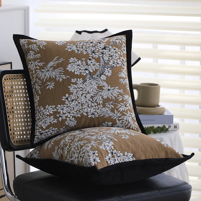 Quadratischer bestickter Kissenbezug aus Baumwoll‑Leinen‑Mix mit floraler Jacquardstruktur und Samtpaspel Karnz