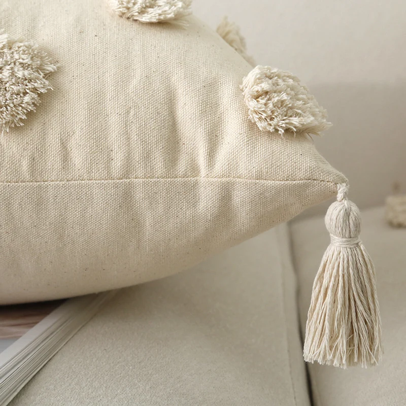 Quadratischer Baumwoll-Leinen Kissenbezug mit 3D‑Pompon‑Tufting und Eckquasten Karnz