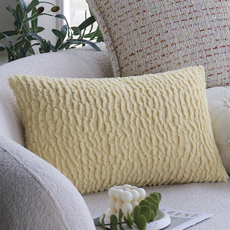 Kuscheliger Wohnkissenbezug aus Teddyfleece mit Zebrastreifen-Motiv Karnz