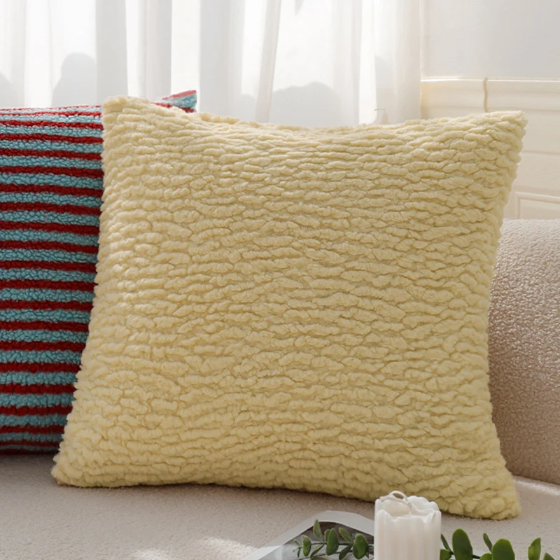 Kuscheliger Wohnkissenbezug aus Teddyfleece mit Zebrastreifen-Motiv Karnz